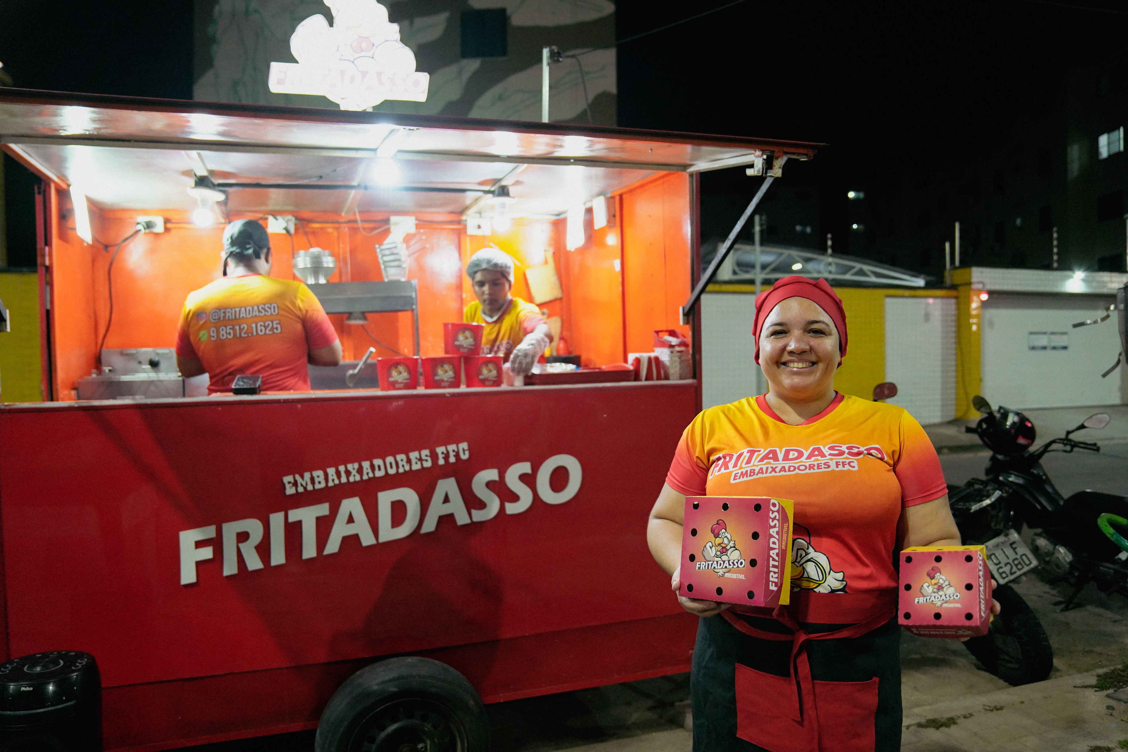 Josielen na frente  do food truck Fritadasso